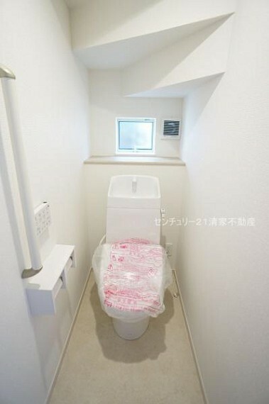 トイレ 手すりがついているため、ご年配の方も安心（2024年03月撮影）