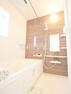 1号棟　ランドリーパイプ付き浴室　【調布市西つつじケ丘2丁目】  浴室はランドリーパイプ付きで、雨の日もお洗濯物を干せて便利です。　