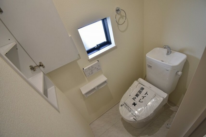 トイレ 1階トイレ。ウォシュレット機能を標準装備。