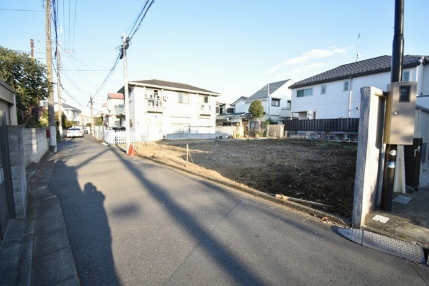 現況写真 三鷹台駅7分のプレミアムエリア。建築条件なし、お好きなハウスメーカーで建築できます。角地の開放感と約60坪のゆとりある敷地です。駅チカながら落ち着いた雰囲気の住宅地です。