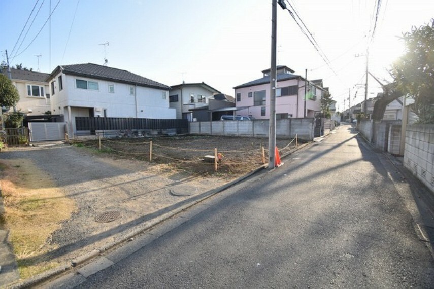 現況写真 三鷹台駅7分のプレミアムエリア。建築条件なし、お好きなハウスメーカーで建築できます。角地の開放感と約60坪のゆとりある敷地です。駅チカながら落ち着いた雰囲気の住宅地です。