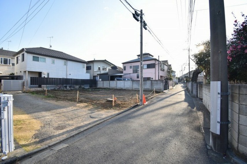 現況写真 三鷹台駅7分のプレミアムエリア。建築条件なし、お好きなハウスメーカーで建築できます。角地の開放感と約60坪のゆとりある敷地です。駅チカながら落ち着いた雰囲気の住宅地です。