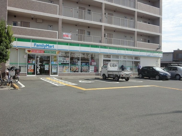 コンビニ ファミリーマート 高槻川西町一丁目店