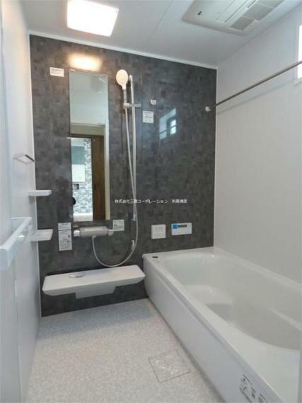 浴室 浴室暖房乾燥機付きの浴室はカビ防止にはもちろん、雨や夜間の洗濯物干しスペースとしても活躍します！