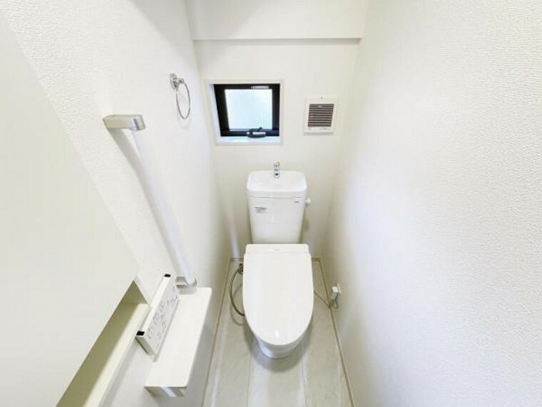 トイレ （トイレ）洗浄付き温水便座で機能性も兼ね備えています*芳香剤・トイレットペーパーなども収納可能なニッチ付き！
