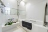 浴室 浴室乾燥機を備えた明るい印象の浴室、日々の疲れをリセット