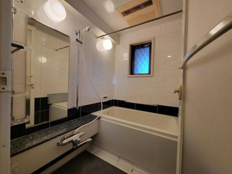 浴室 窓付きのバスルームで明るくしっかりと換気もできますよ！