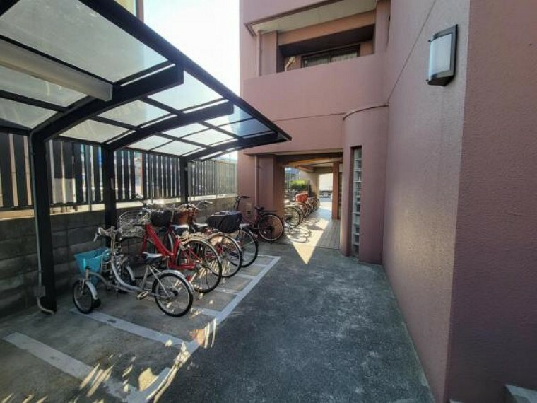 駐輪場 屋根付きの駐輪場で自転車が雨に濡れず安心！