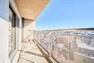 バルコニー 8階から望む、開放的な眺望を日常の一部に。バルコニーは8.1平米の広さです。