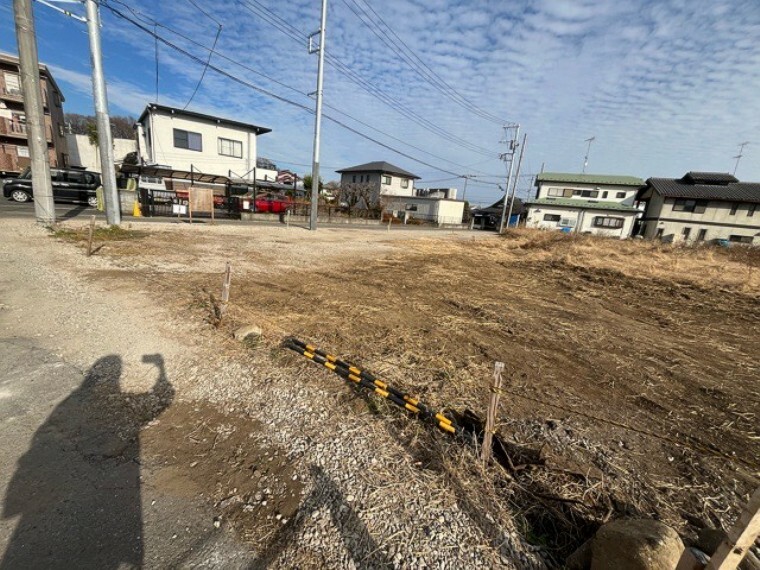 現況写真 土地の前の道路に消火栓が設置されていることがあります。この場合、道路交通法第45条第1項により、駐車禁止の場所が指定されています。そのため、車庫などの駐車スペースをつくることができない場合があります。