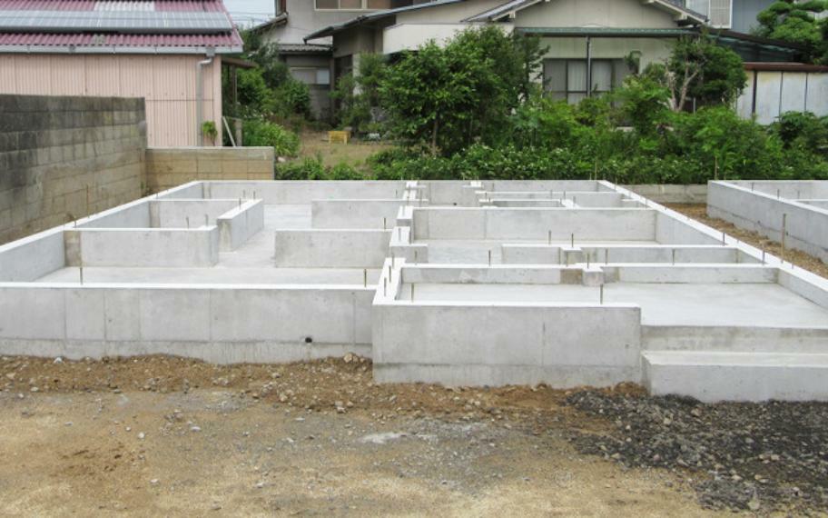 基礎は建物の重さをしっかりと支え、地盤に伝えるという役割を持っています。同時に地震等で建物に上下左右の力が加わったときにしっかりと踏ん張れるような構造にしています。同社仕様。