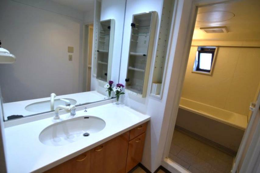 洗面化粧台 鏡の大きい独立洗面化粧台は、ボウルの周りに置けるスペースも広く使い勝手がいいです。