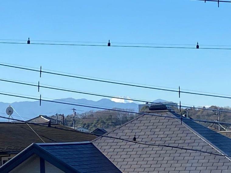 眺望 2階約洋室5.9帖のロフトからの眺望。小窓より富士山を眺めることができます。
