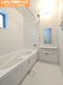 浴室 落ち着いた色合いの壁面、ゆっくりゆったりと寛ぐことが出来るバスルームです。 お子様と一緒に入浴しても十分な広さです。