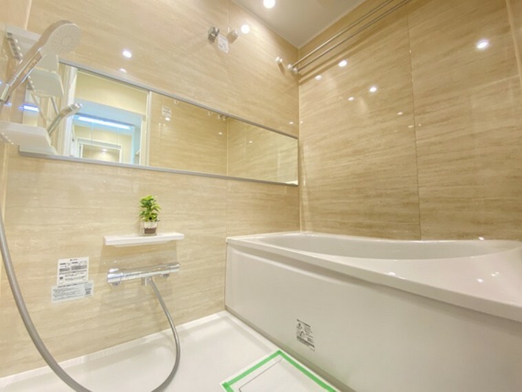 浴室は高級感のある内装。浴室内は明るくリラックスできる時間をご堪能いただけます！