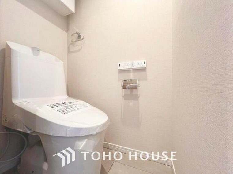 トイレ 「温水洗浄便座付きトイレ」トイレは快適な温水洗浄便座付です。清潔感のあるホワイトで統一しました。いつも清潔な空間であって頂けるよう配慮された造りです。