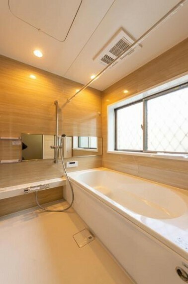 浴室 「広々バスルーム」 白を基調とした清潔感のあるバスルームは是非足を延ばしてくつろいで欲しい空間。 一日の疲れを癒し良質な睡眠にもつながります。