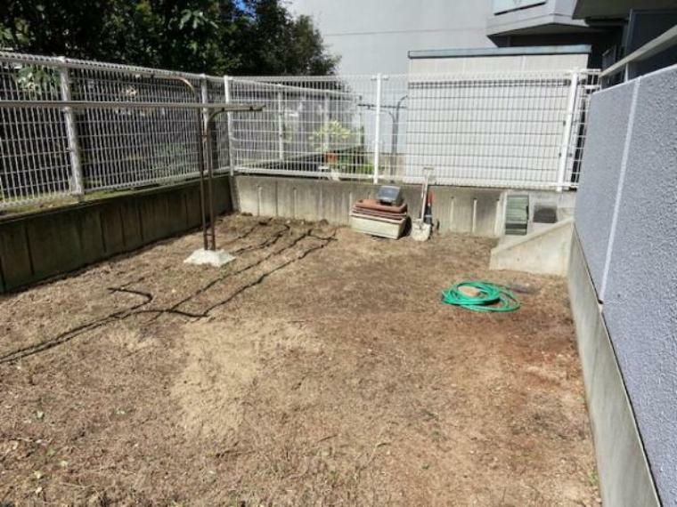 フェンスが3方向あり、専用の庭として利用できます。マンションに専用庭はある生活を楽しめます。