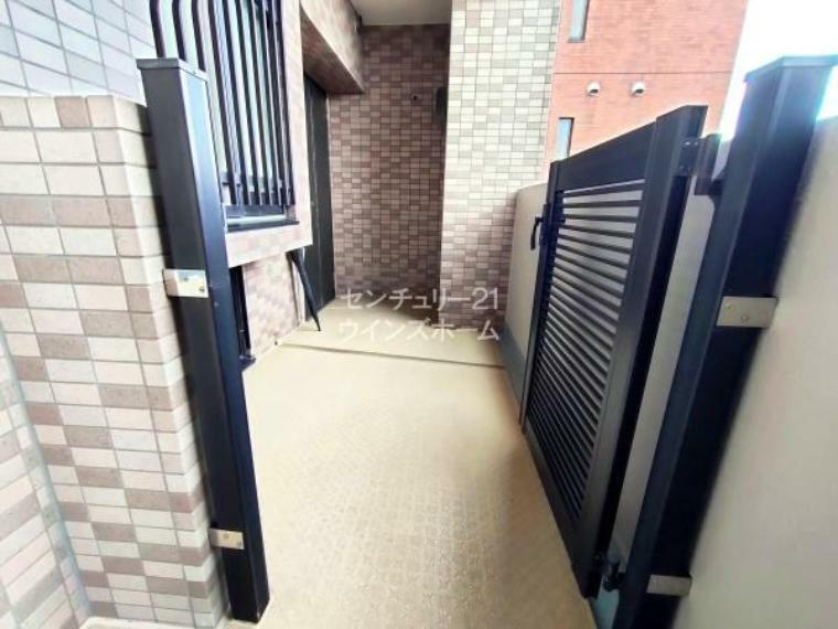外観・現況 6.16平米の専用ポーチがあるのは角部屋ならではですね。玄関と共用廊下の間にスペースが設けられるので、プライバシーが守られやすくなります！