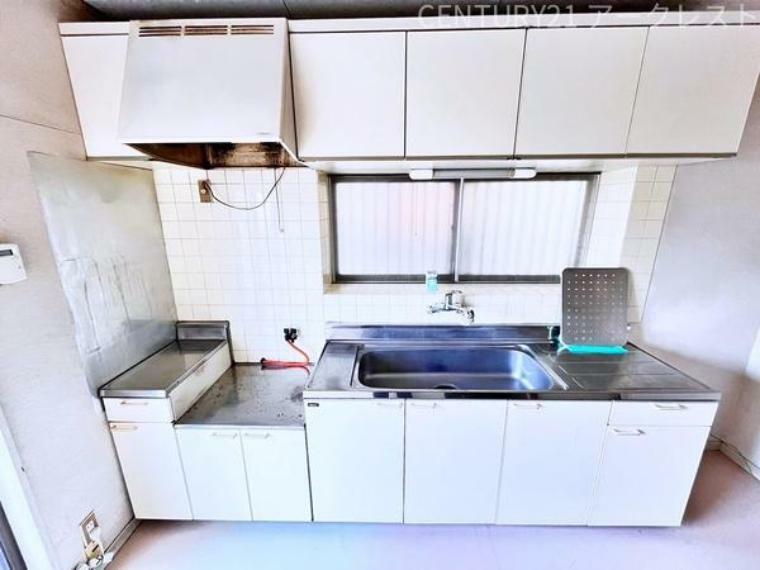 ～Kitchen～開放感のある対面キッチン。さらに背面のスペースが広めなので食器棚などを設置しても広々、お料理もはかどりそう。家事の時短を実現する、食洗機付きです。