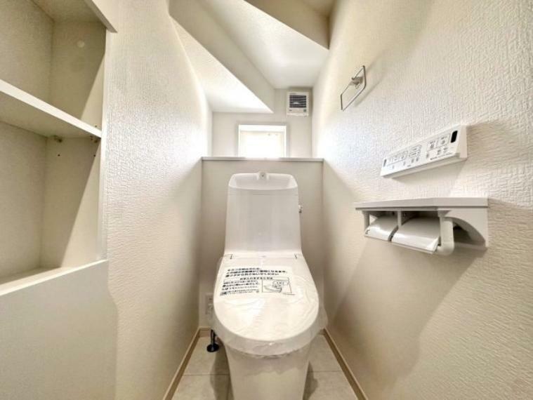 トイレ 【C号棟:トイレ】白を基調とした、清潔感のあるトイレです。