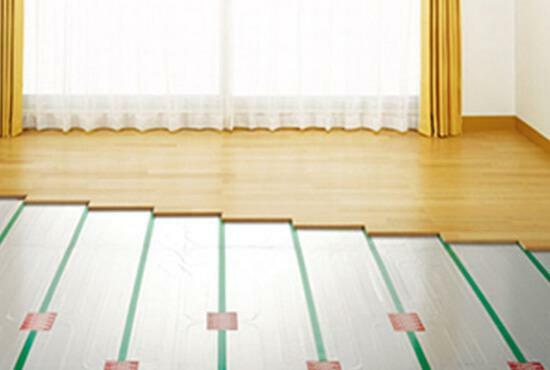 TES温水式床暖房<BR/>埃を舞い上げず足元から優しくあたためるため、衛生的で健康的。快適な床暖房を装備しています。