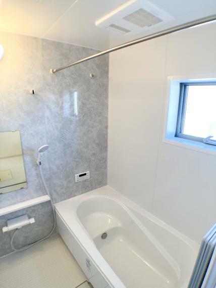 同仕様写真（内観） 《同仕様例》ゆったりとした広さの浴室。　床は濡れてもすべりにくく、水はけが良いのでお手入れラクラク！