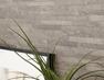 居間・リビング 【style01-ステージリビング】リビングの一角に採用した、グラビオエッジ。石目調の壁材が、空間に新たな表情美を描きます。インテリアに格調と品格を生む、デザイン壁材です。