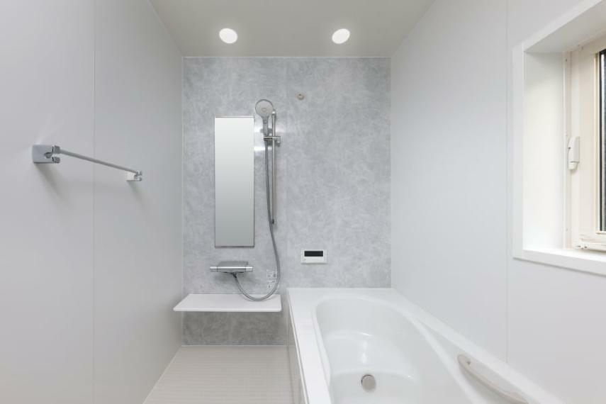 構造・工法・仕様 バスルーム:LIXIL AX  あたたかさが続く人造大理石を採用したバスルーム。保温構造の浴槽や、シルクミストのシャワーで快適なバスタイムを過ごせます。お手入れもラクラクでいつでもキレイを保てます。