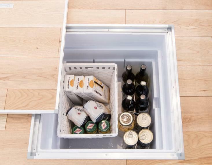 構造・工法・仕様 床下収納  キッチンの床下空間を有効活用。缶詰やペットボトル、卓上コンロといった、いざというときに役立つ備蓄品の保管に便利なスペースです。