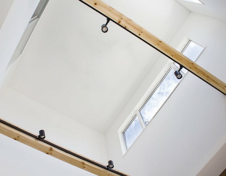 構造・工法・仕様 吹抜け天井（邸別設計）  リビングの上部を吹抜けにすることで、縦に抜けた空間が心地良い開放感を創出。またぬくもりを感じる木の化粧梁を採用することで注文住宅のようなデザイン性の高い空間を演出します。
