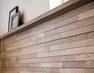 居間・リビング デザイン壁材:レリーフ  銘木の風合いをそのままに、細やかなボーダー加工を立体的に施して、思わず触れたくなるようなプレミアムな壁材をリビングの一角に採用。木のぬくもりが空間をやわらかく演出します。