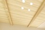 リビング天井梁＋木目調アクセントクロス  リビング天井に化粧梁と木目調のアクセントクロスを採用。開放感のある住空間に上質な木のぬくもりを演出します。