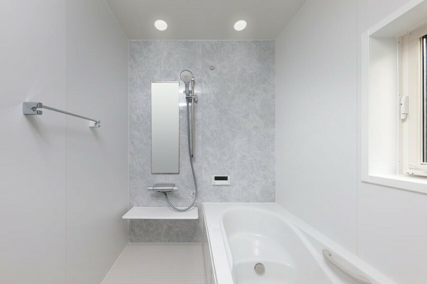 LIXIL AX  あたたかさが続く人造大理石を採用したバスルーム。保温構造の浴槽や、シルクミストのシャワーで快適なバスタイムを過ごせます。お手入れもラクラクでいつでもキレイを保てます。