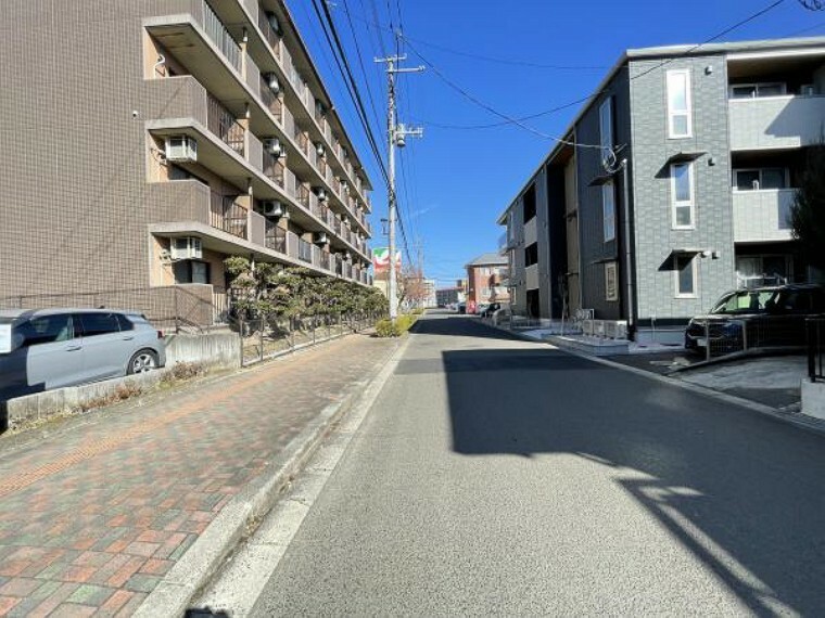 現況写真 《前道路》整備されたロケーションは、お子様の通学も安心〇