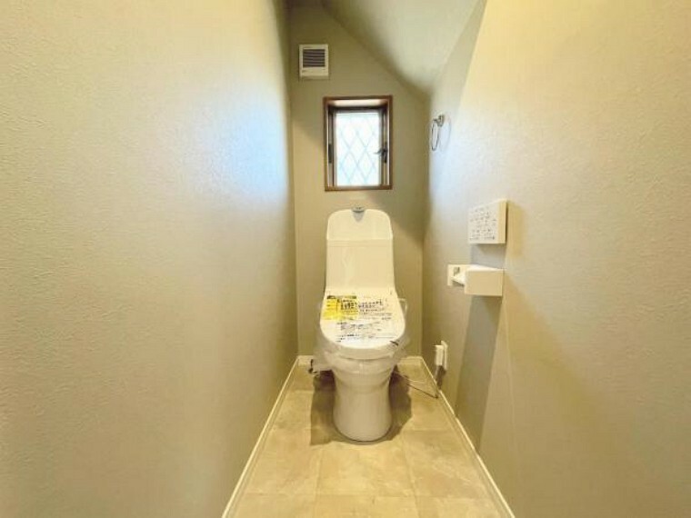 トイレ 【トイレ】もちろん温水洗浄機能付き便座付きのトイレ設備が新設されています。当たり前ですが、気になる水周り関係が全て新品というのも新築物件ならではですから、気持ちよく新生活が始められます。