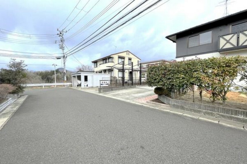 現況写真 駐車が苦手な方にも嬉しい前面6m道路に面した住まい