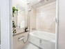TVモニター付きインターフォン バスパネルと曲線デザインが美しい浴槽が高級感を感じさせる浴室に身も心も癒されます。