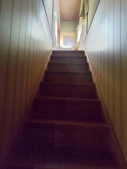 【リフォーム中】階段です。踏み板などはクリーニング、天井と壁はクロス貼りにします。手すりも設置しるのでお子様やお年寄りも安心ですよ。