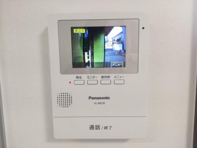 （リフォーム済）新しく設置したドアホンはカラーモニター付き。LDKに設置のモニターで玄関にいらしたお客様を確認してから応対できます。留守中の来客も記録できるので防犯面でも安心ですね。