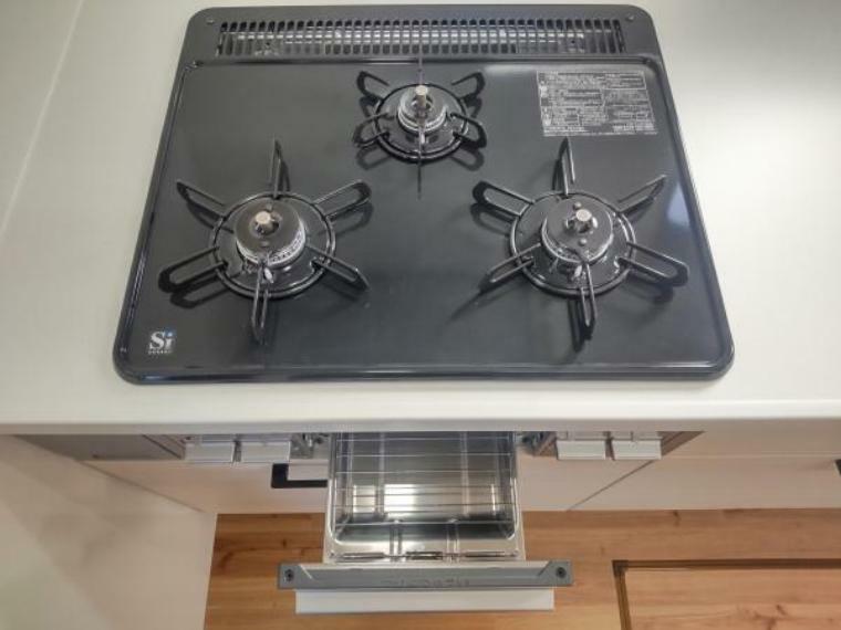 （リフォーム済）新品交換したキッチンは3口コンロで同時調理が可能。大きなお鍋を置いても困らない広さです。お手入れ簡単なコンロなのでうっかり吹きこぼしてもお掃除ラクラクです。