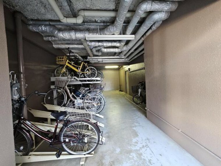 駐輪場 雨や風から守るために建物内に設けられた自転車置場