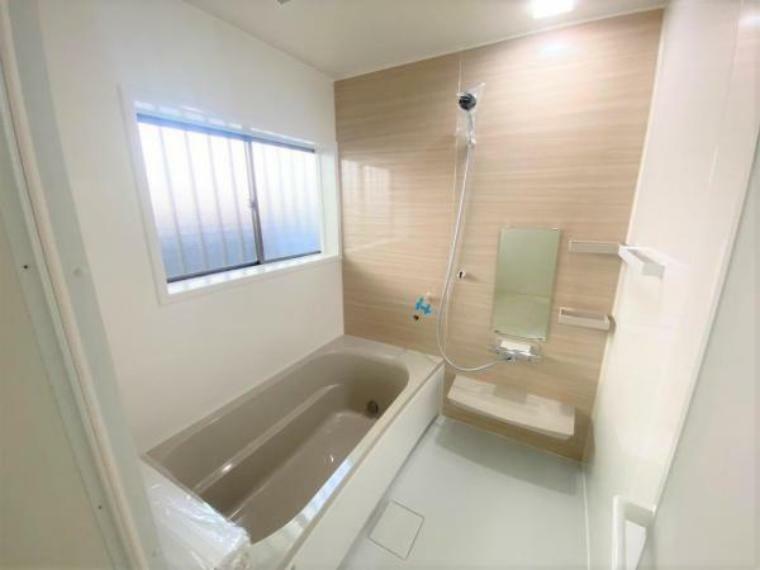 浴室 【リフォーム済】浴室はタカラスタンダード製のユニットバスへ新品交換しました。1坪サイズでゆっくり足を伸ばして入ることができます。