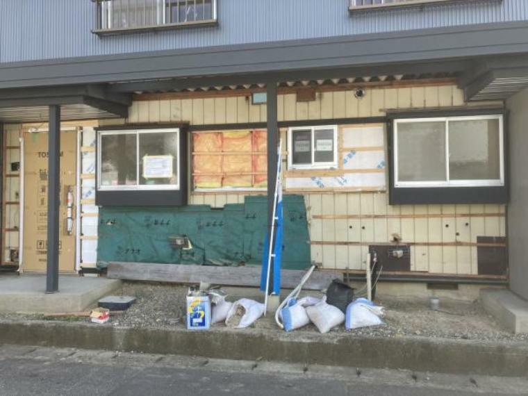 玄関 【リフォーム中・玄関】住宅の顔と呼ばれる玄関ドアは新品に交換致します。床にはタイルを張り、照明も交換致します。