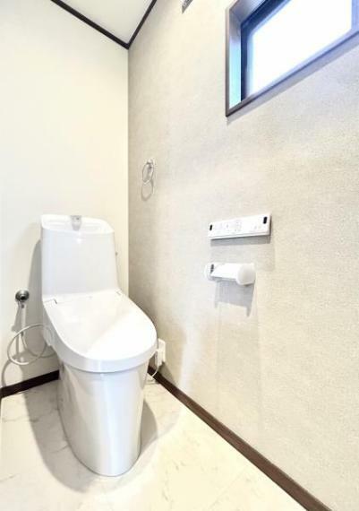 【2階トイレ】トイレはLIXIL製の温水洗浄機能付きに新品交換しました。キズや汚れが付きにくい加工が施してあるのでお手入れが簡単です。直接肌に触れるトイレは新品が嬉しいですよね。