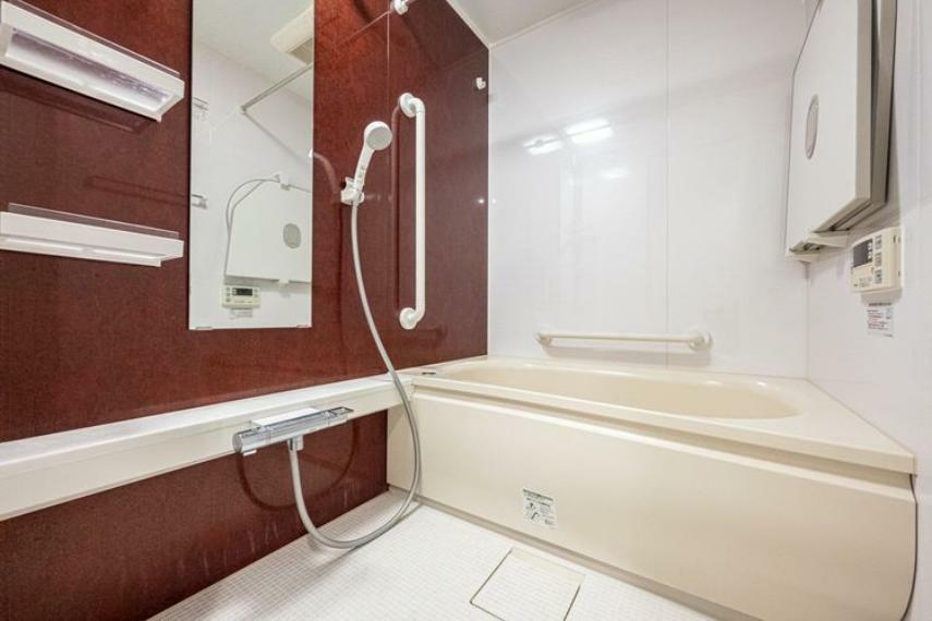 浴室 浴室はブラウンのアクセントパネルで、落ち着いた印象。浴室の床も水はけが良くお掃除もしやすい仕様です。