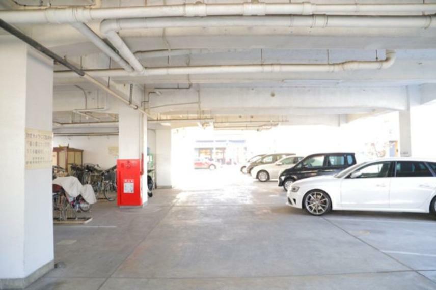 敷地内駐車場 駐車場と明記されていても、最小スペースでつくられた駐車場だと大型車は駐車できなかったり、出入りしにくくなったりする可能性があります。お車のサイズと購入したい物件の駐車場のサイズを現地で確認しましょう。
