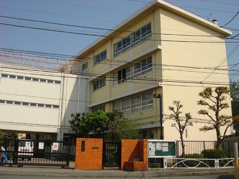 中学校 川崎市立向丘中学校（●創立70周年をこえる伝統ある向丘中学校。「1.学び合い、2.高め合い、3.ともに活きる」を教育目標に掲げます。行事などでは生徒が生き生きと活躍しています！●）