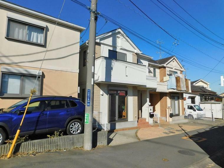 外観写真 周囲は低層住居が建ち並ぶ閑静な住宅街。大小公園が徒歩圏内に充実し、子育てにも好適な環境です。また保小中すべて徒歩圏にあり、お子さまも安心。スーパーやコンビニも近隣で大変住みやすいエリアです。