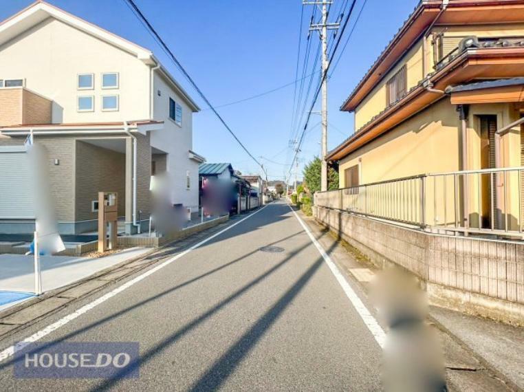 現況写真 【前面道路】現地完成写真。道幅や駐車など、ご確認ください。